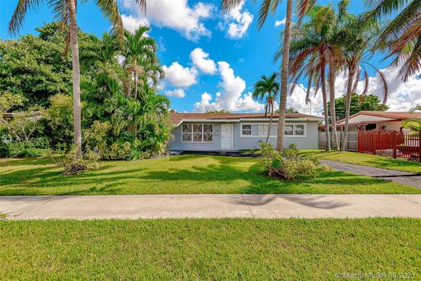 Heftler Homes, 10501 SW 46th Ter, Westwood Lakes, Florida 33165, image 2