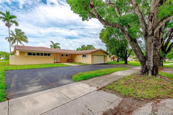 Miami Lakes Residential, 7240 Poinciana Ct, Miami Lakes, Florida 33014, image 2