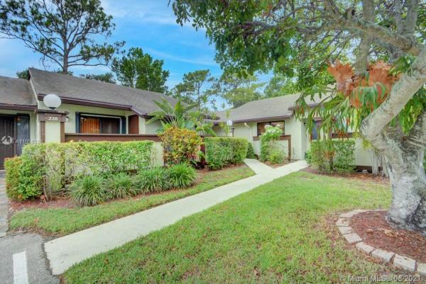 Strathmore Gate West, 229 Bald Eagle Ct, Royal Palm Beach, Florida 33411, image 2