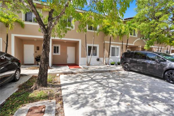 Weitzer Serena Lakes Townhomes, 13912 SW 174th Ter, Richmond West, Florida 33177, image 2