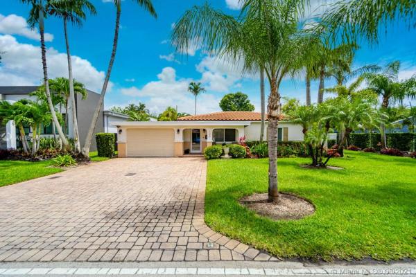 Petite, 125 NE 21st Ct, Wilton Manors, Florida 33305, image 2