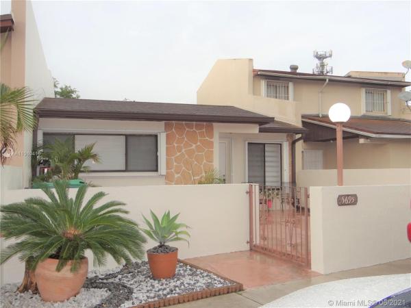 Lakes Of Acadia, 5695 NW 195th Ter #5695, Miami Gardens, Florida 33055, image 2