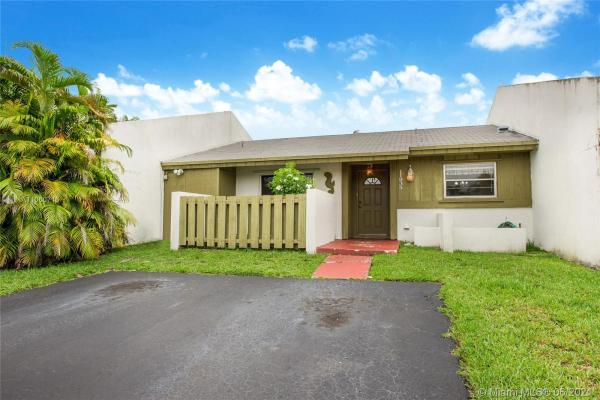Devon Aire Villas, 11935 SW 123rd Ave #11935, The Crossings, Florida 33186, image 2
