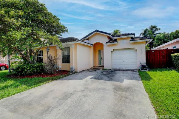 Courtyards At Deerwood, 14550 SW 123rd Ct, Three Lakes, Florida 33186, image 2