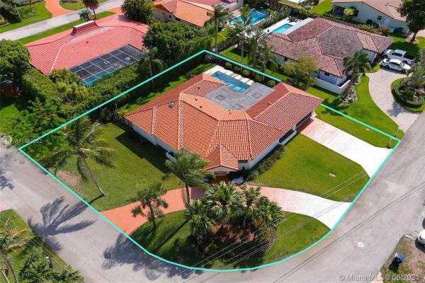 Country Club Of Miami Estates, 6810 N Saint Andrews Dr, Country Club, Florida 33015, image 2