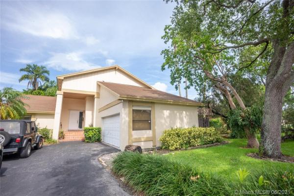 Patio Homes At Lakes Of The Meadow, 4317 SW 148th Avenue Ct, Kendall West, Florida 33185, image 2