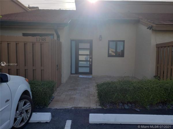 Tamiami Lakes Townhomes, 1198 SW 135th Pl, Tamiami, Florida 33184, image 2