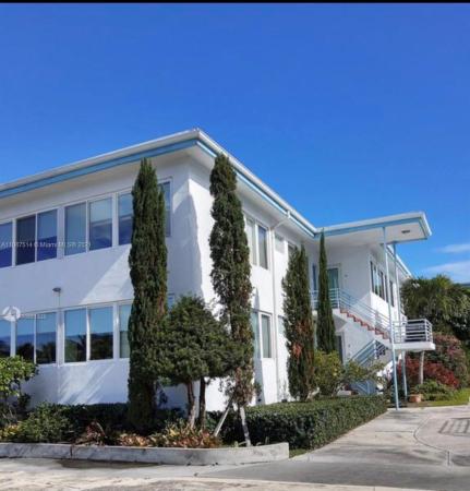 The Esquire House, 4720 Pine Tree Dr #2, Miami Beach, Florida 33140, image 2