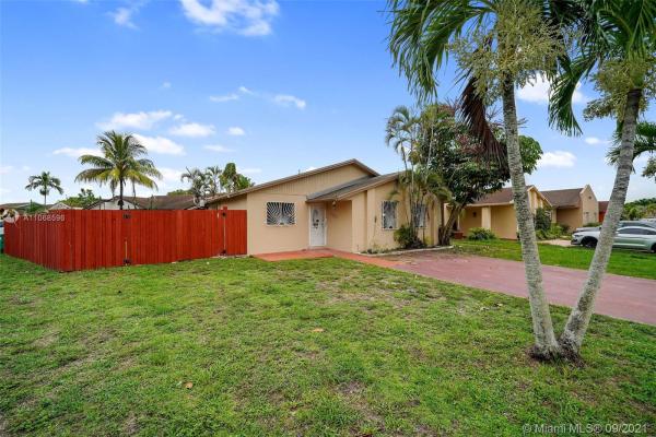 Lakes Of Acadia, 5340 NW 197th Ter, Miami Gardens, Florida 33055, image 2
