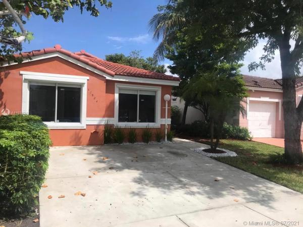 Weitzer Serena Lakes West, 17524 SW 143rd Pl, Richmond West, Florida 33177, image 2