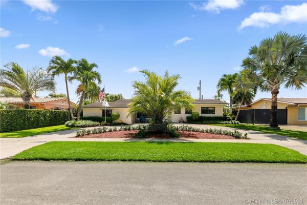 Heftler Homes, 4925 SW 102nd Pl, Westwood Lakes, Florida 33165, image 2