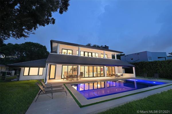 Loch Lomond, 16020 E Troon Cir, Miami Lakes, Florida 33014, image 2