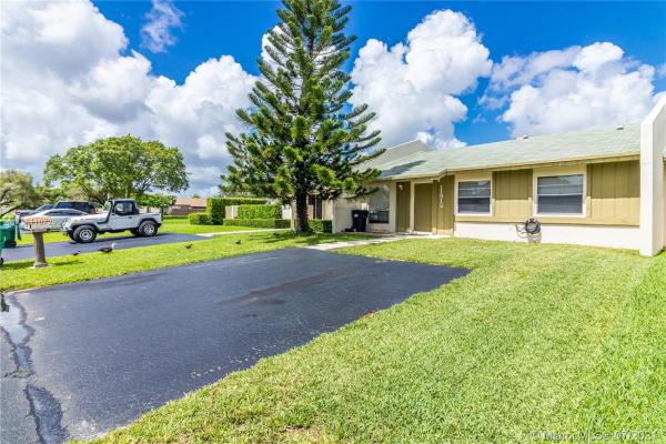 Devon Aire Villas, 11912 SW 110th St Cir E, The Crossings, Florida 33186, image 2