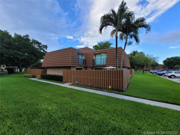 Camelot Gardens, 2556 Camelot Ct, Cooper City, Florida 33026, image 2