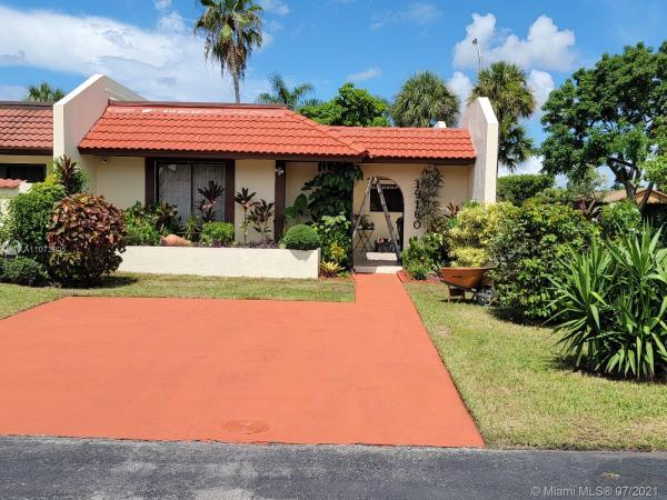 Townhomes Of Country Lake, 19160 NW 65th Ct #19160, Country Club, Florida 33015, image 2