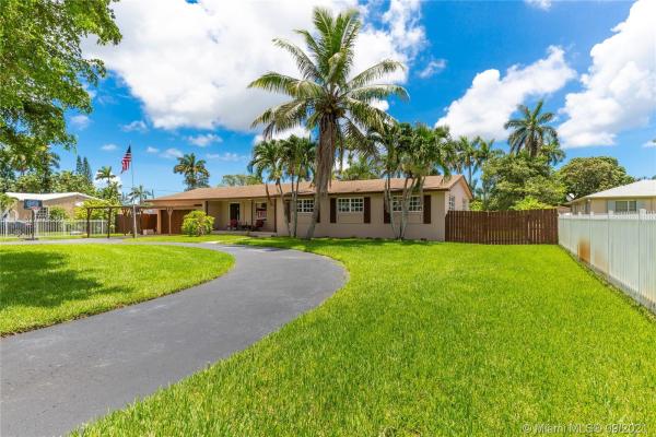 Biscayne Gardens, 14205 N Miami Ave, Golden Glades, Florida 33168, image 2
