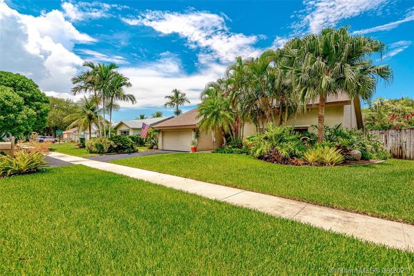 Woodbridge At Pembroke Lakes, 10133 NW 21st St, Pembroke Pines, Florida 33026, image 2