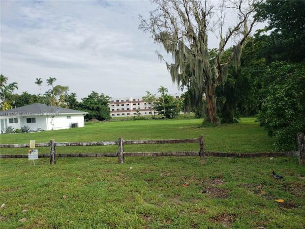 Biscayne Gardens, 961 Biscayne River Dr., Golden Glades, Florida 33169, image 2