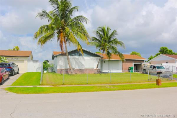 Meadow Wood Manor, 26608 SW 123rd Pl, Kendale Lakes, Florida 33032, image 2