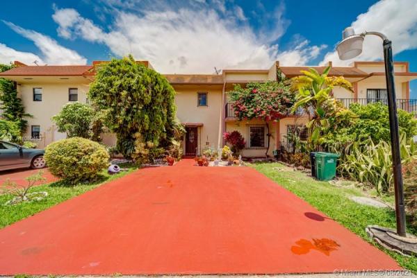 Karlan Townhouses, 11209 SW 33rd Circle Pl, University Park, Florida 33165, image 2