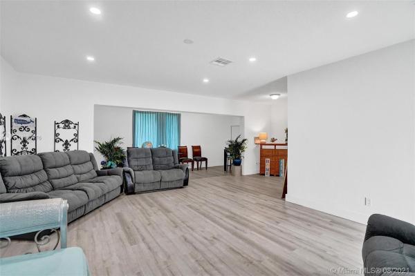 Claridge House, 920 NE 149th St, Golden Glades, Florida 33161, image 2