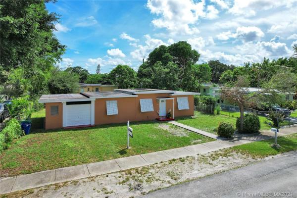 Hyde Park Manor, 1050 NW 142nd St, Golden Glades, Florida 33168, image 2