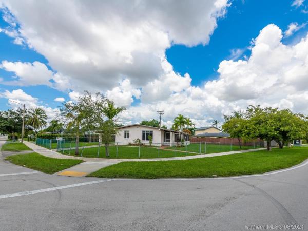 Fontainebleau Gardens, 8201 SW 14th St, Westchester, Florida 33144, image 2
