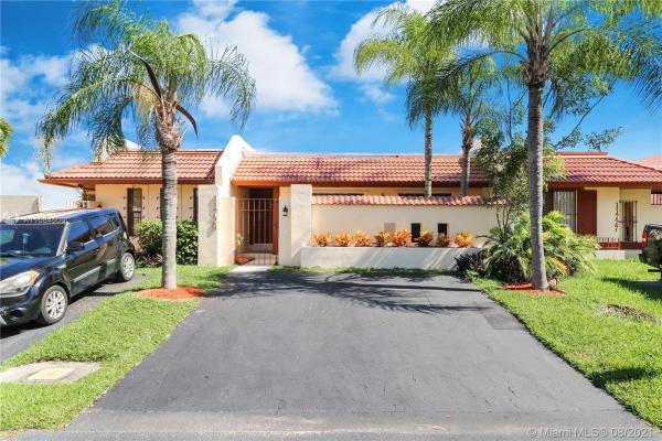 Woodstock Townhomes, 11729 SW 112th Ter, Kendall, Florida 33186, image 2