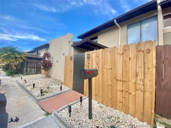 Snapper Creek Townhouses, 6921 SW 110th Ave, Kendall, Florida 33173, image 2