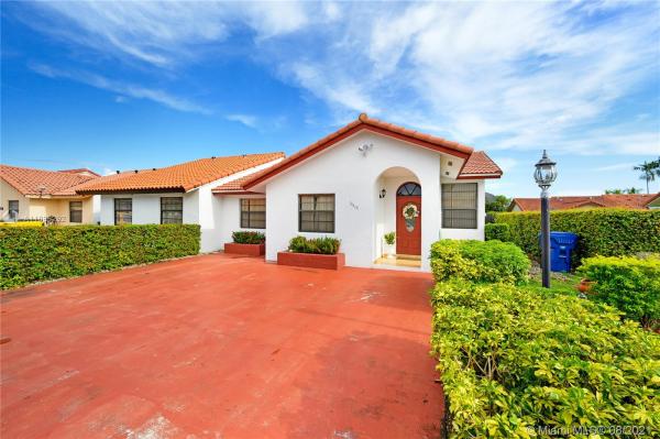 Bird Lakes Townhouses, 14468 SW 50th Ter, Kendale Lakes, Florida 33175, image 2
