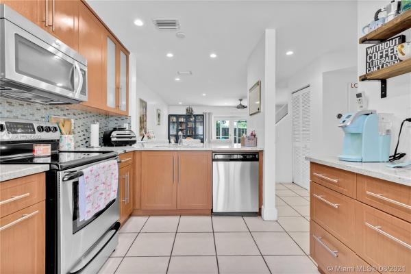 Weitzer Serena Lakes Townhomes, 13962 SW 179th St #13962, Richmond West, Florida 33177, image 2