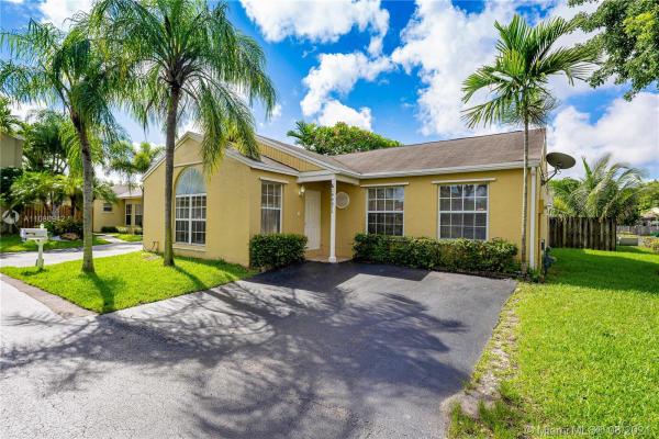 Villas Of Deerwood, 14489 SW 126th Pl, Three Lakes, Florida 33186, image 2