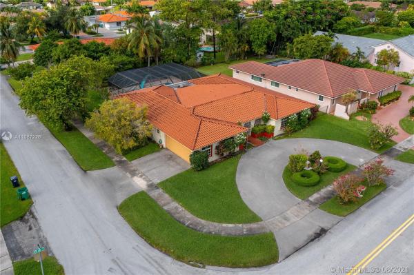 Sunset Homes, 9240 SW 68th St, Sunset, Florida 33173, image 2