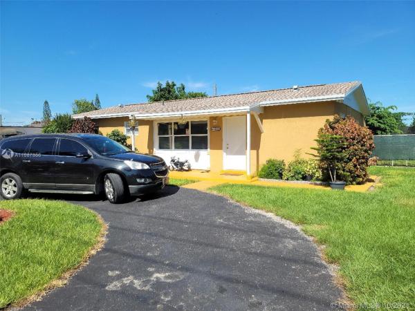 Leisurewood Manor, 29203 SW 157th Ave, Leisure City, Florida 33033, image 2