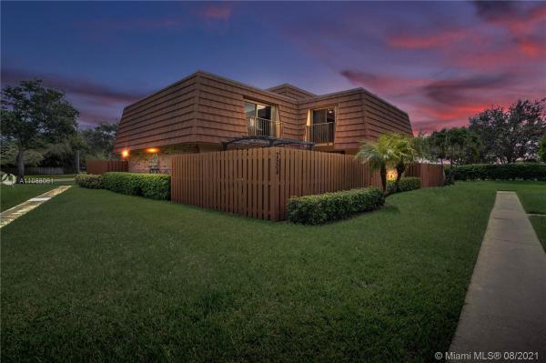 Camelot Gardens, 2504 Camelot Ct, Cooper City, Florida 33026, image 2