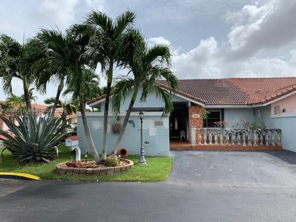 Bird Lakes Townhouses, 4527 SW 143rd Pl E, Kendale Lakes, Florida 33175, image 2