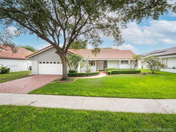 Lake Elizabeth, 14321 Ardoch Pl, Miami Lakes, Florida 33016, image 2