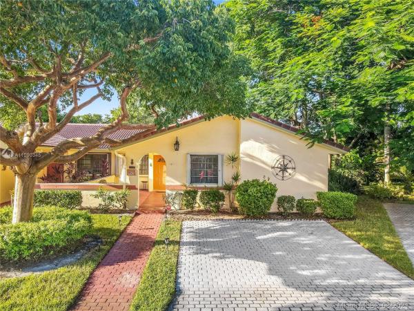 Alhambra Circle, 9505 Toledo Ln, Davie, Florida 33324, image 2