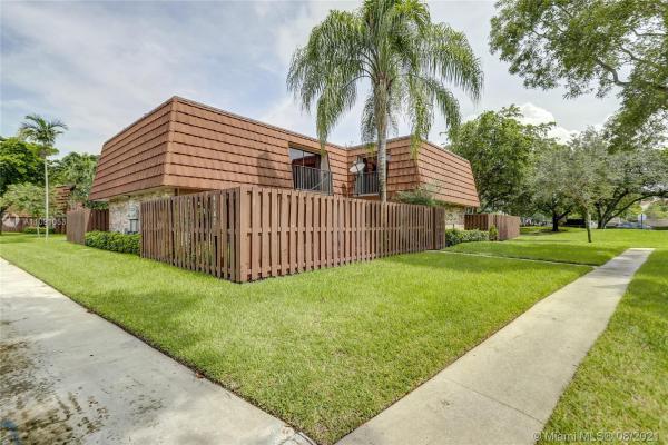 Camelot Lakes, 4147 Wimbledon Dr, Cooper City, Florida 33026, image 2