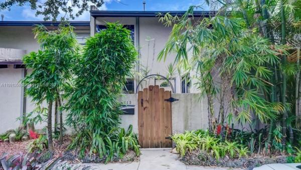 Snapper Creek Townhouses, 6645 SW 112th Pl, Kendall, Florida 33173, image 2