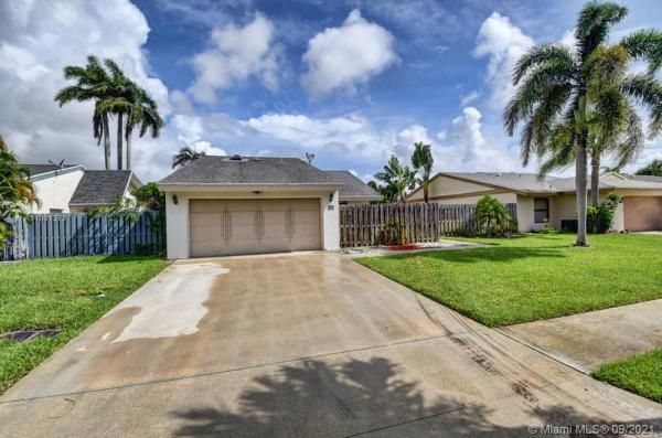 81 Baytree Cir, Boynton Beach, Florida 33436, image 2