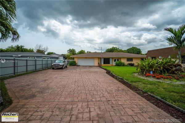 Biscayne Gardens, 150 NW 154th St, Golden Glades, Florida 33169, image 1