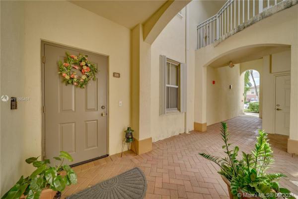 Fontainbleau Lakes Courtyards West, 10022 NW 7th St #100, Fountainebleau, Florida 33172, image 2