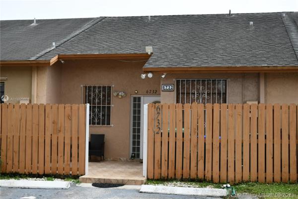 Aspen Townhomes, 6732 NW 192nd Ln #6732, Country Club, Florida 33015, image 2
