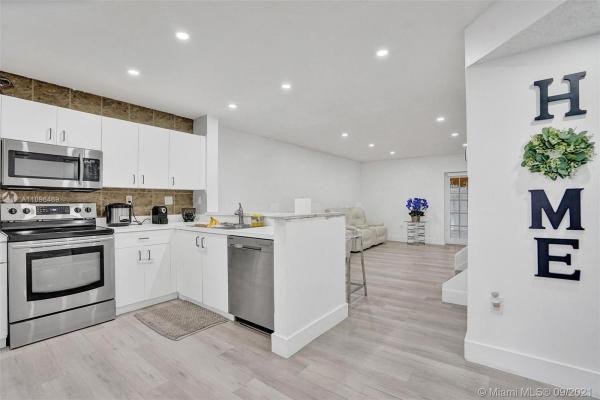 Weitzer Serena Lakes Townhomes, 17953 SW 140th Ct #17953, Richmond West, Florida 33177, image 2