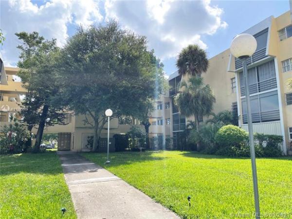 Lake Park, 922 NE 199th St ##106, Ives Estates, Florida 33179, image 2