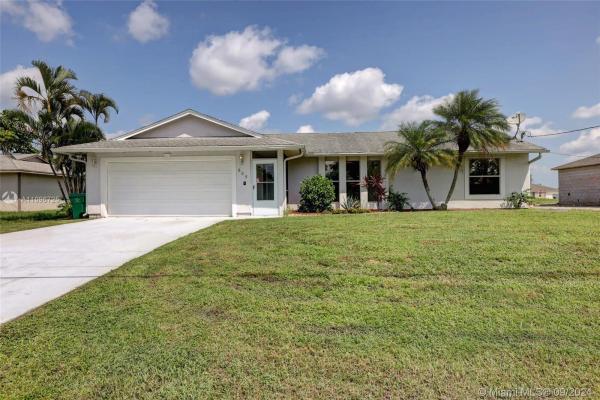 605 NW Marion Ave, Florida 34983, image 2