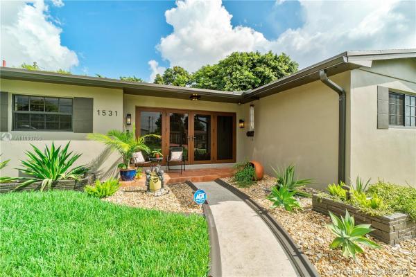 Scott Lake Manor, 1531 NW 179th Ter, Miami Gardens, Florida 33169, image 2