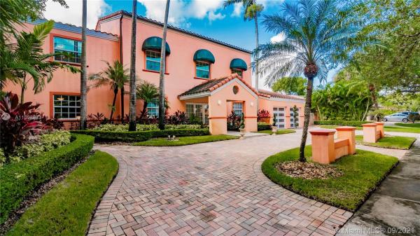 Loch Lomond, 7230 W Troon Cir, Miami Lakes, Florida 33014, image 2