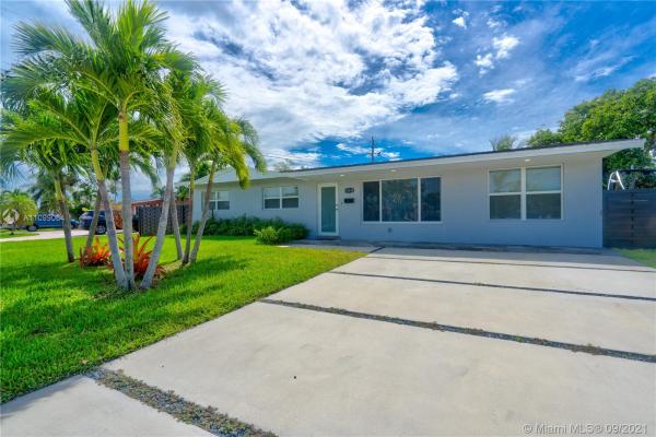 Heftler Homes, 10542 SW 50th St, Westwood Lakes, Florida 33165, image 2